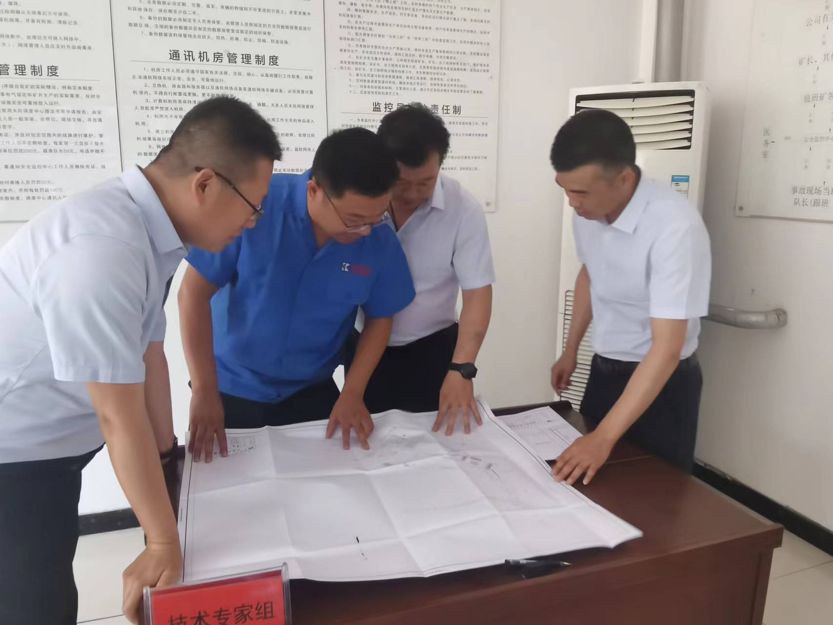 1655899388277787.jpeg 技术组成员钻研救灾规划 南渭平 摄.jpg