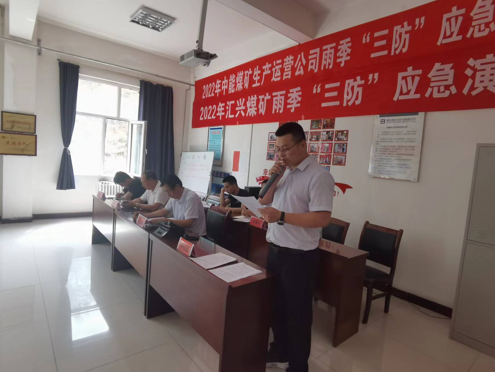 1655899409942968.jpeg 主持人颁发“应急演练.起头 南渭平摄.jpg