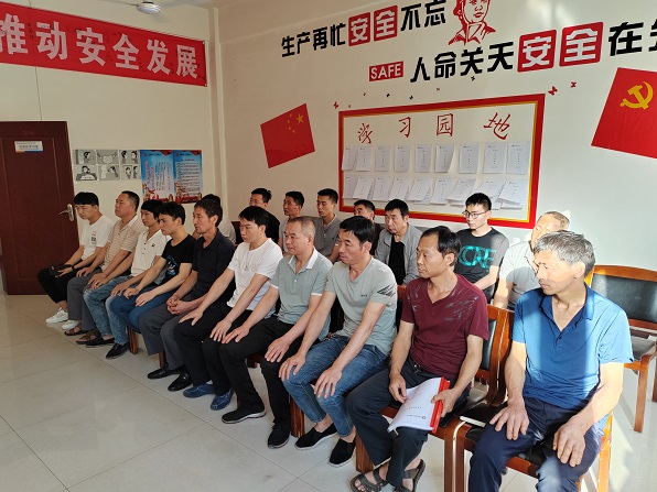 1660981492903275.jpeg 班前会安全确认 刘幼龙摄.jpg