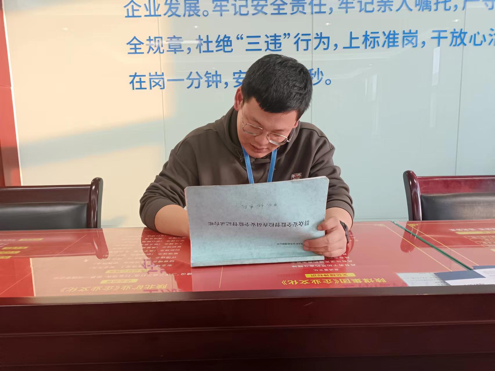 1667180336967865.jpeg 人民安全监督查抄员填写隐患台账-刘随平摄.jpg