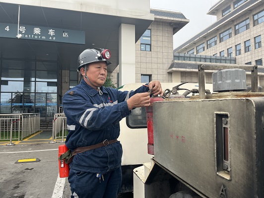 1668733983562074.jpeg 鲁庆军在查抄随车安全设施 高旭摄.JPG