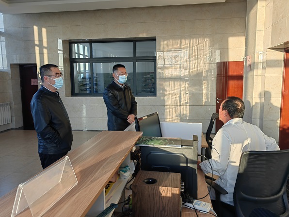 公司纪委对医务室核酸检测进行查抄，赵宣烨拍摄.jpg