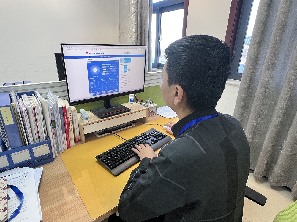 1671801790611457.jpeg 业务人怨佚在浏览安全出产信息共享平台(朱玥宸摄)1.jpg