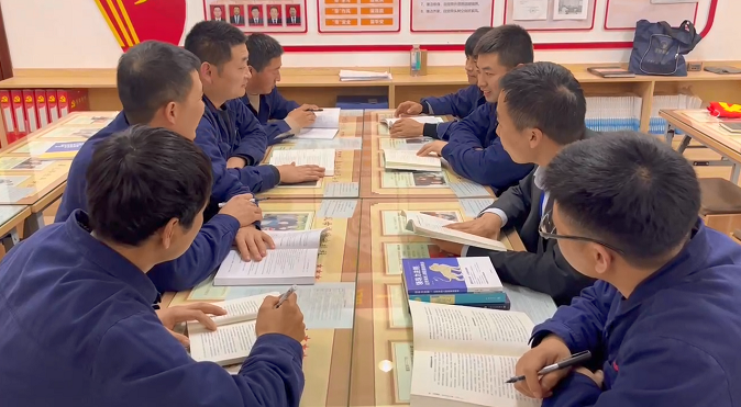 支部书记带头学理论.png