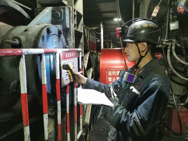 党员带头查抄隐患.jpg