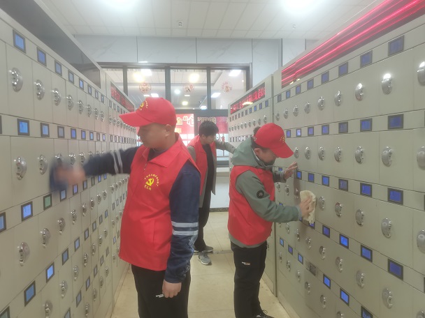 1709884324339718.jpeg 青年职工排除灯房卫生.jpg