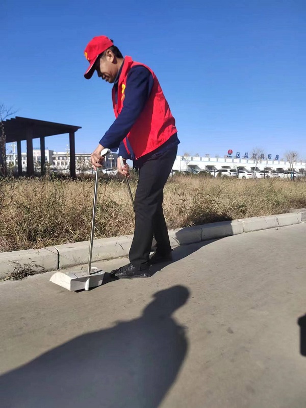 1709884344748064.jpeg 自愿者打扫矿区卫生.jpg