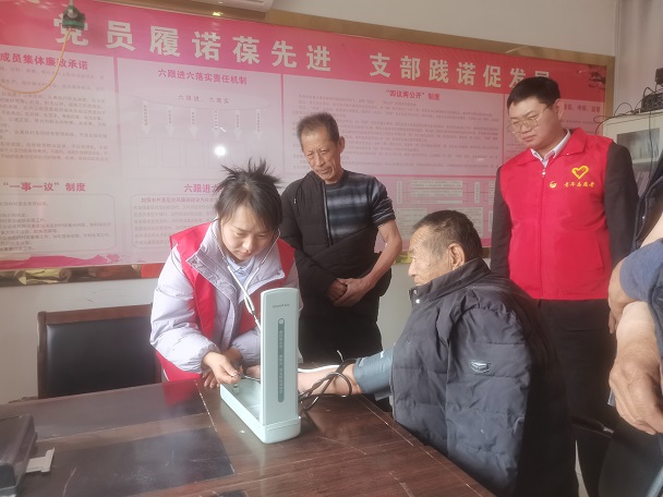 1709884362109757.jpeg 自愿者为养老院老同道丈量体温.jpg