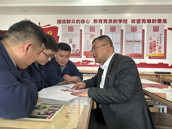 1710895822334845.jpeg 支部书记解说“清廉888腾博会” 王宇宵摄.jpg