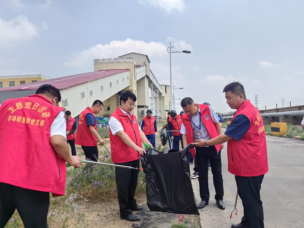 自愿者们对沿路绿化带、水渠内烟头纸屑等垃圾进行定点断根（闫红艳 摄）.jpg