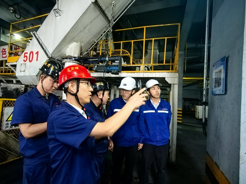 图二   现场进建兄弟单元创新技术。   888腾博会煤矿出产运营公司选运队  张瑞瑞 提供.jpg