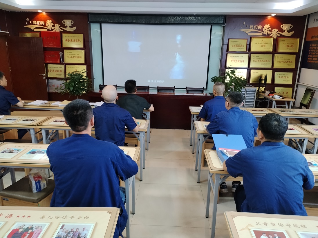 1757052707942225.jpeg 综采一队旁观“汗青上的今天”警示教育片.jpg
